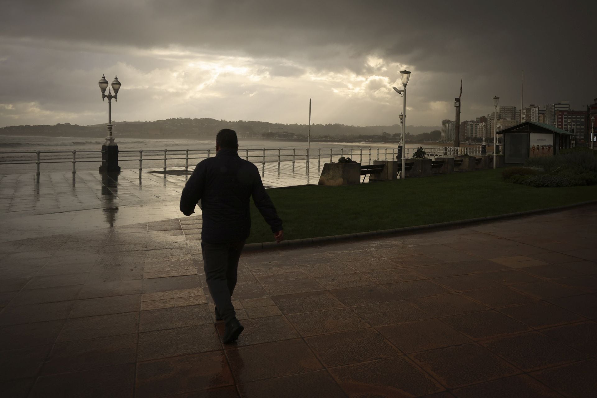 Lluvia, frío y viento: las imágenes de cómo Asturias da la bienvenida al otoño