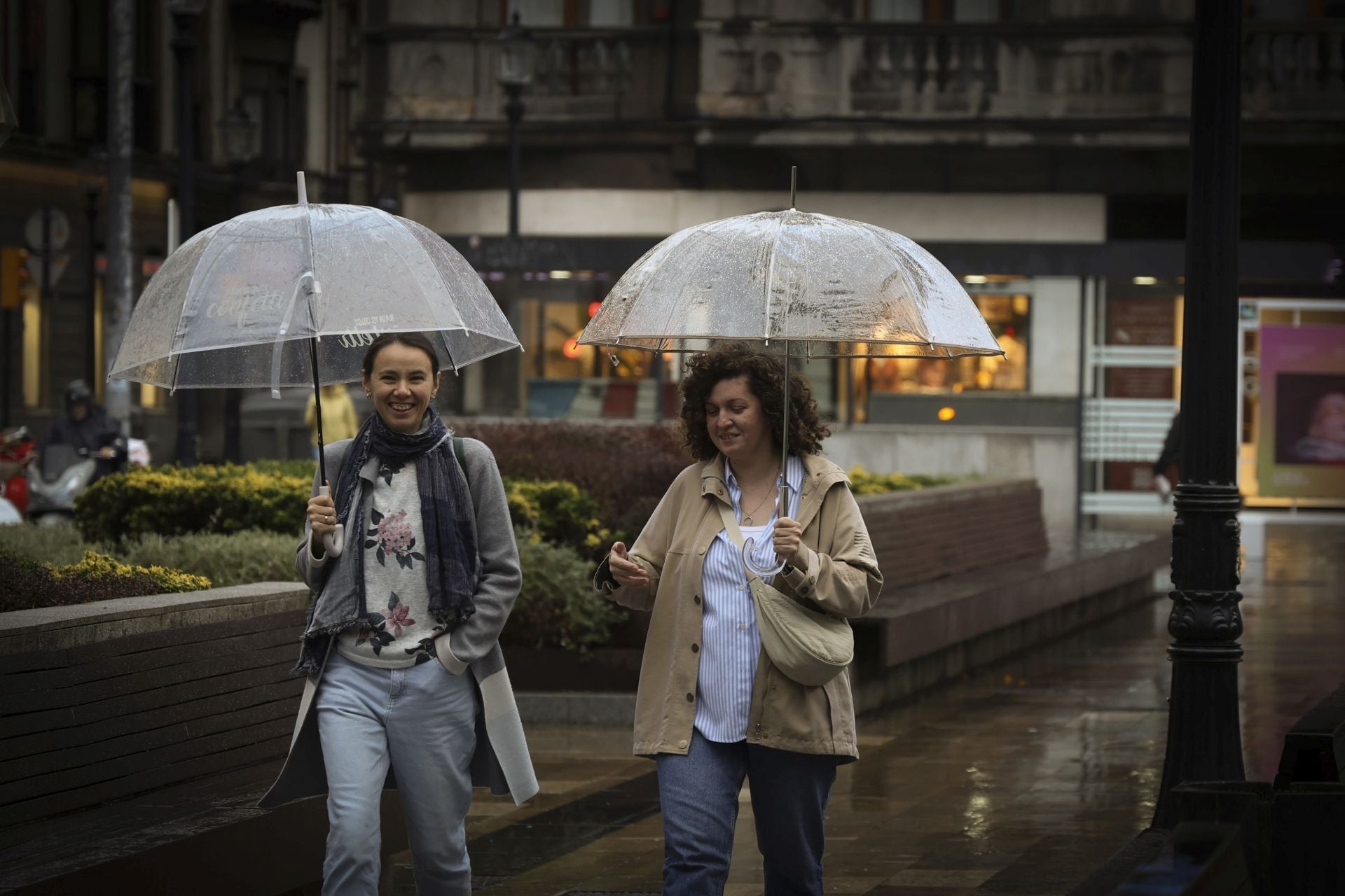 Lluvia, frío y viento: las imágenes de cómo Asturias da la bienvenida al otoño