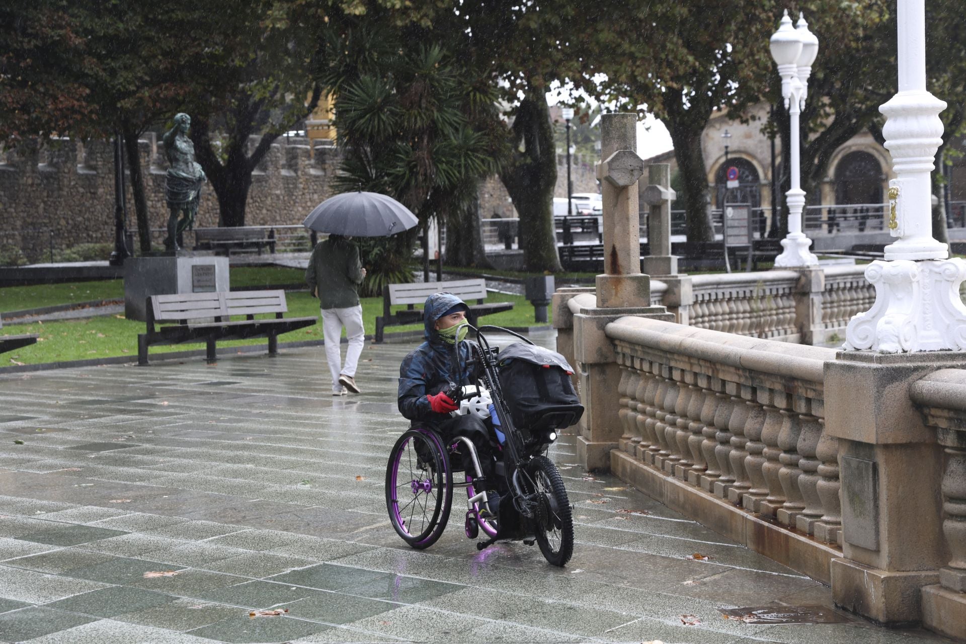Lluvia, frío y viento: las imágenes de cómo Asturias da la bienvenida al otoño