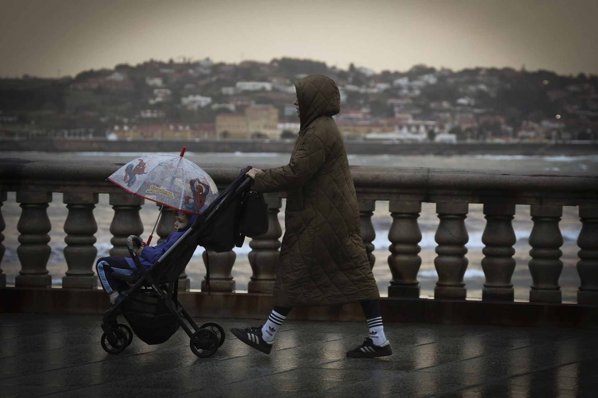 Lluvia, frío y viento: las imágenes de cómo Asturias da la bienvenida al otoño