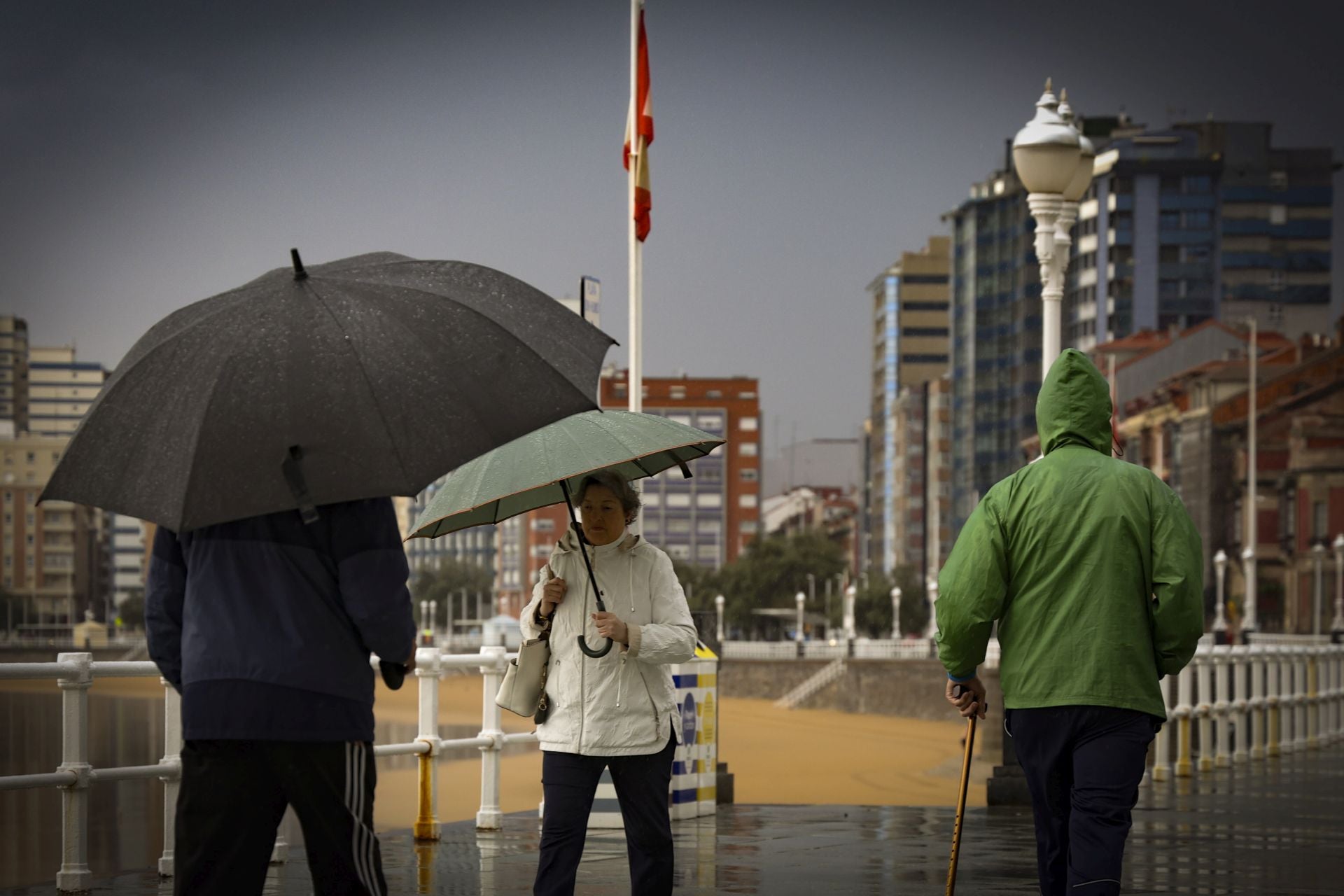 Lluvia, frío y viento: las imágenes de cómo Asturias da la bienvenida al otoño