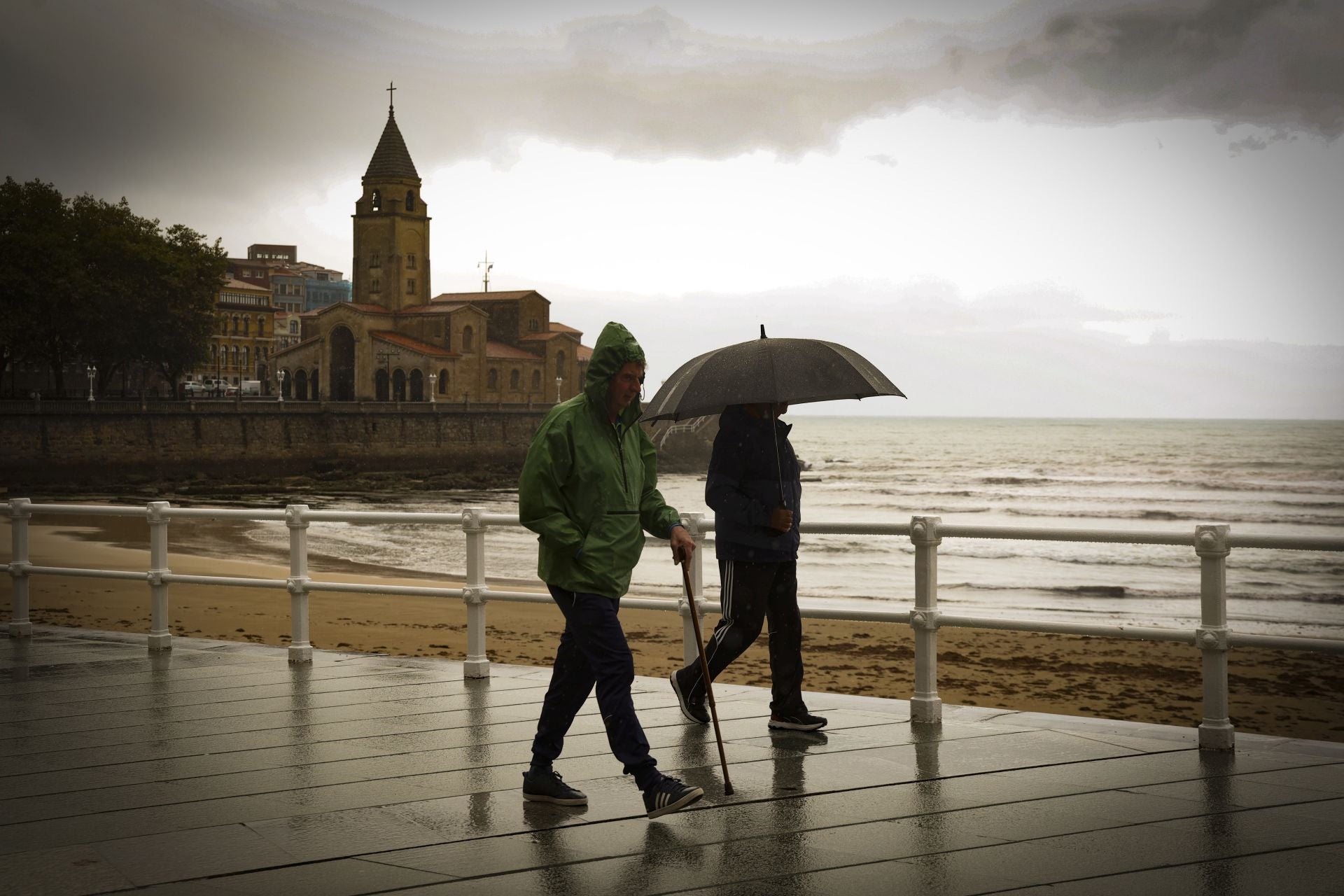 Lluvia, frío y viento: las imágenes de cómo Asturias da la bienvenida al otoño