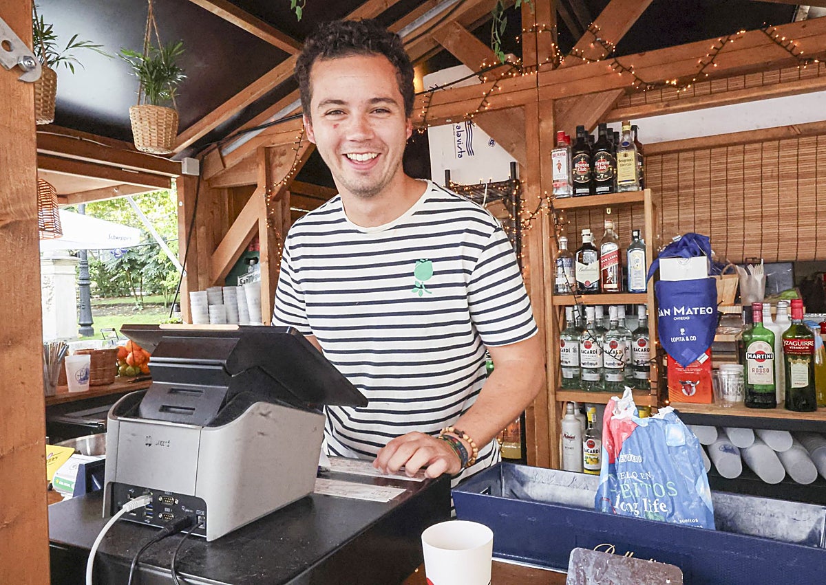 Imagen secundaria 1 - 'Feri' Velasco, de la Guácara; Mateo Tuñón, de Lopita & Co; y José Manuel García, 'Manolito', de Parrilla Suiss, ofrecieron su balance de las fiestas,