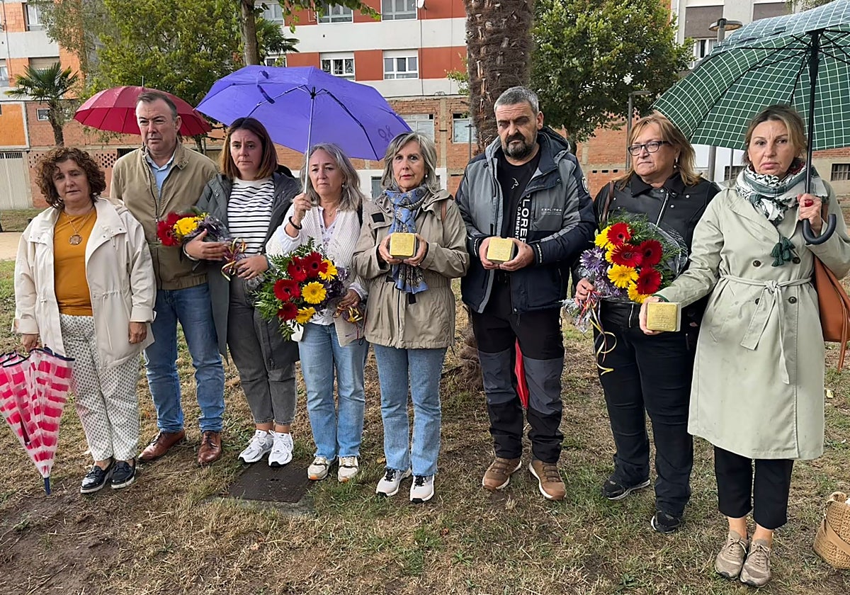 La viceconsejera de Derechos Ciudadanos, Beatriz González; el alcalde de Grado, José Luis Trabanco, y la concejala María José Miranda, en el acto de colocación de adoquines de la memoria en Grado