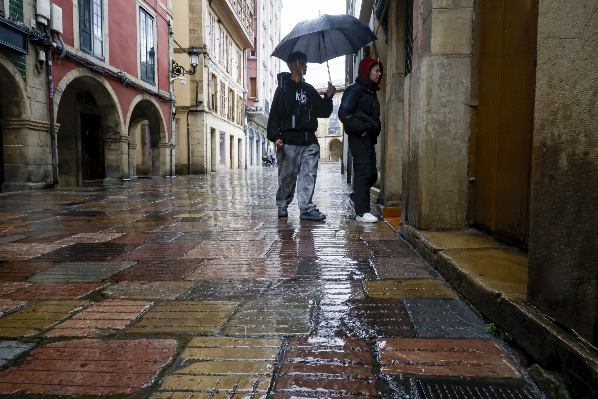 Lluvia, frío y viento: las imágenes de cómo Asturias da la bienvenida al otoño