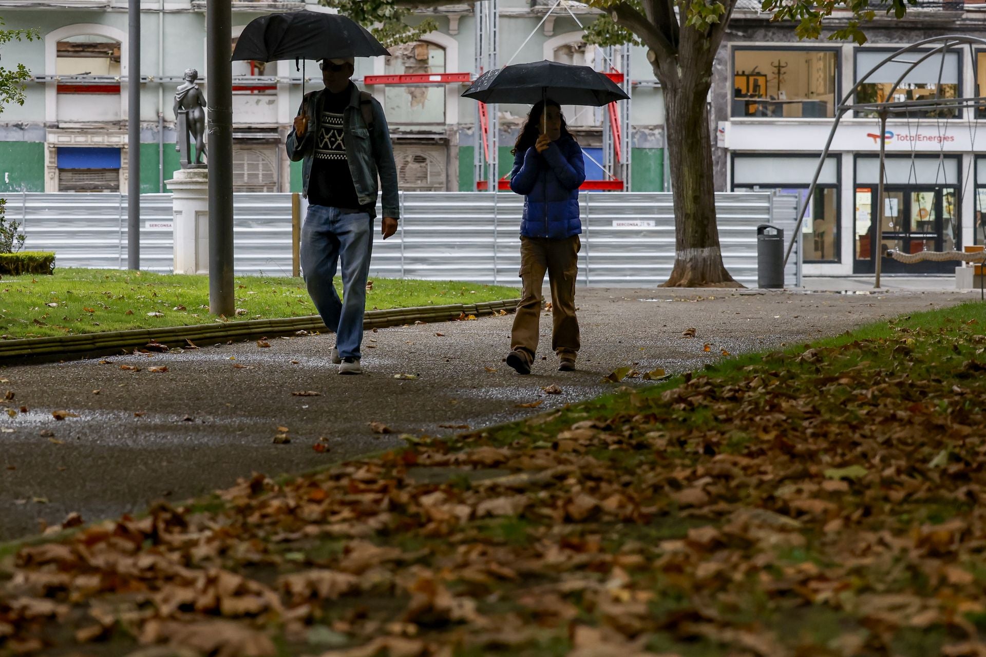Lluvia, frío y viento: las imágenes de cómo Asturias da la bienvenida al otoño