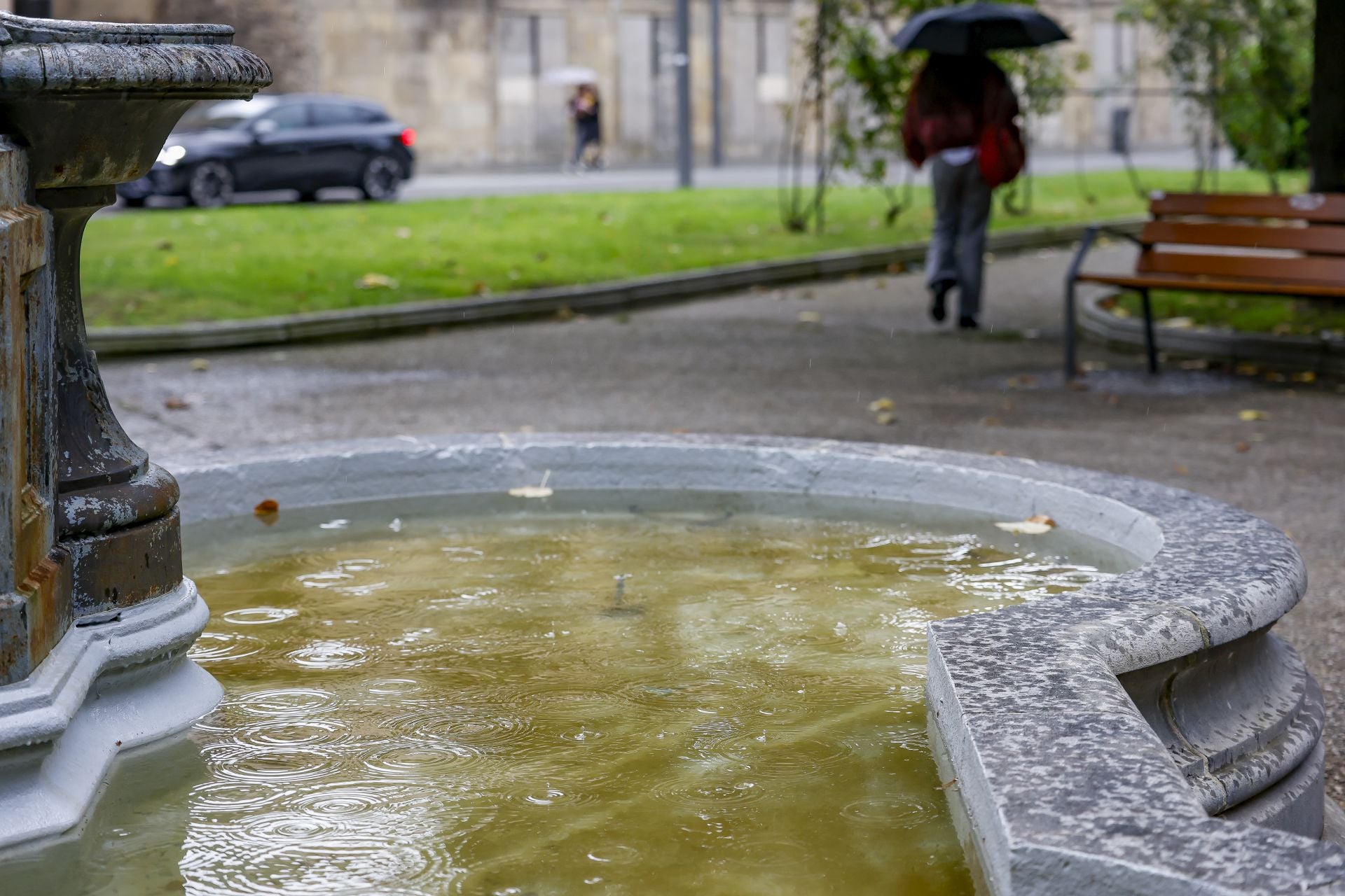 Lluvia, frío y viento: las imágenes de cómo Asturias da la bienvenida al otoño
