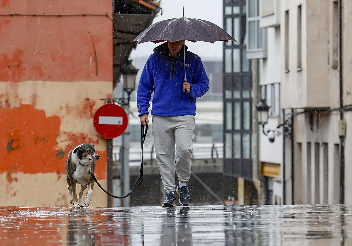 Lluvia, frío y viento: las imágenes de cómo Asturias da la bienvenida al otoño