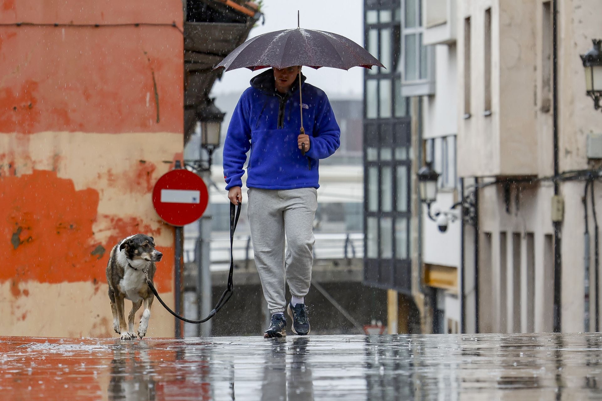 Lluvia, frío y viento: las imágenes de cómo Asturias da la bienvenida al otoño