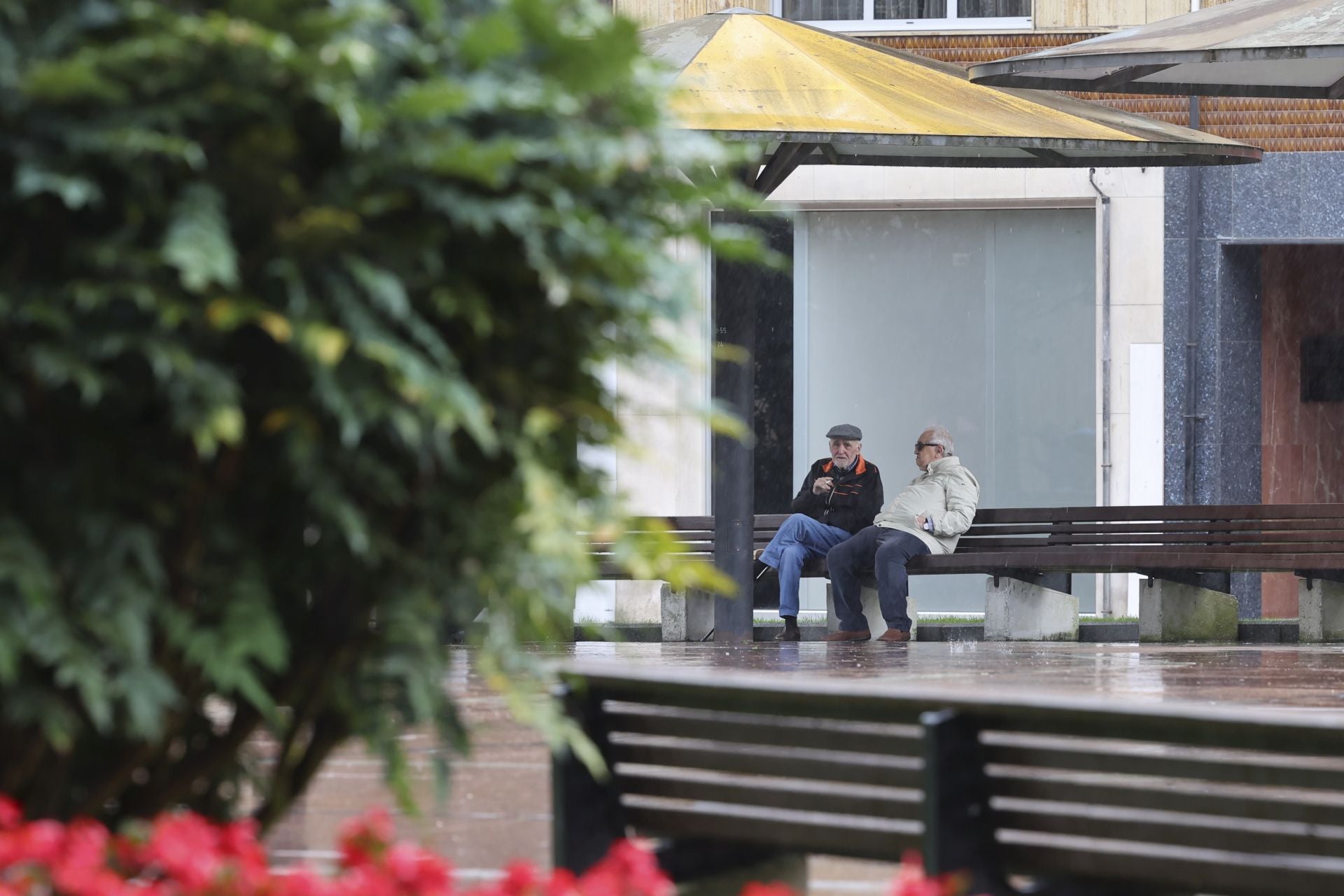 Lluvia, frío y viento: las imágenes de cómo Asturias da la bienvenida al otoño