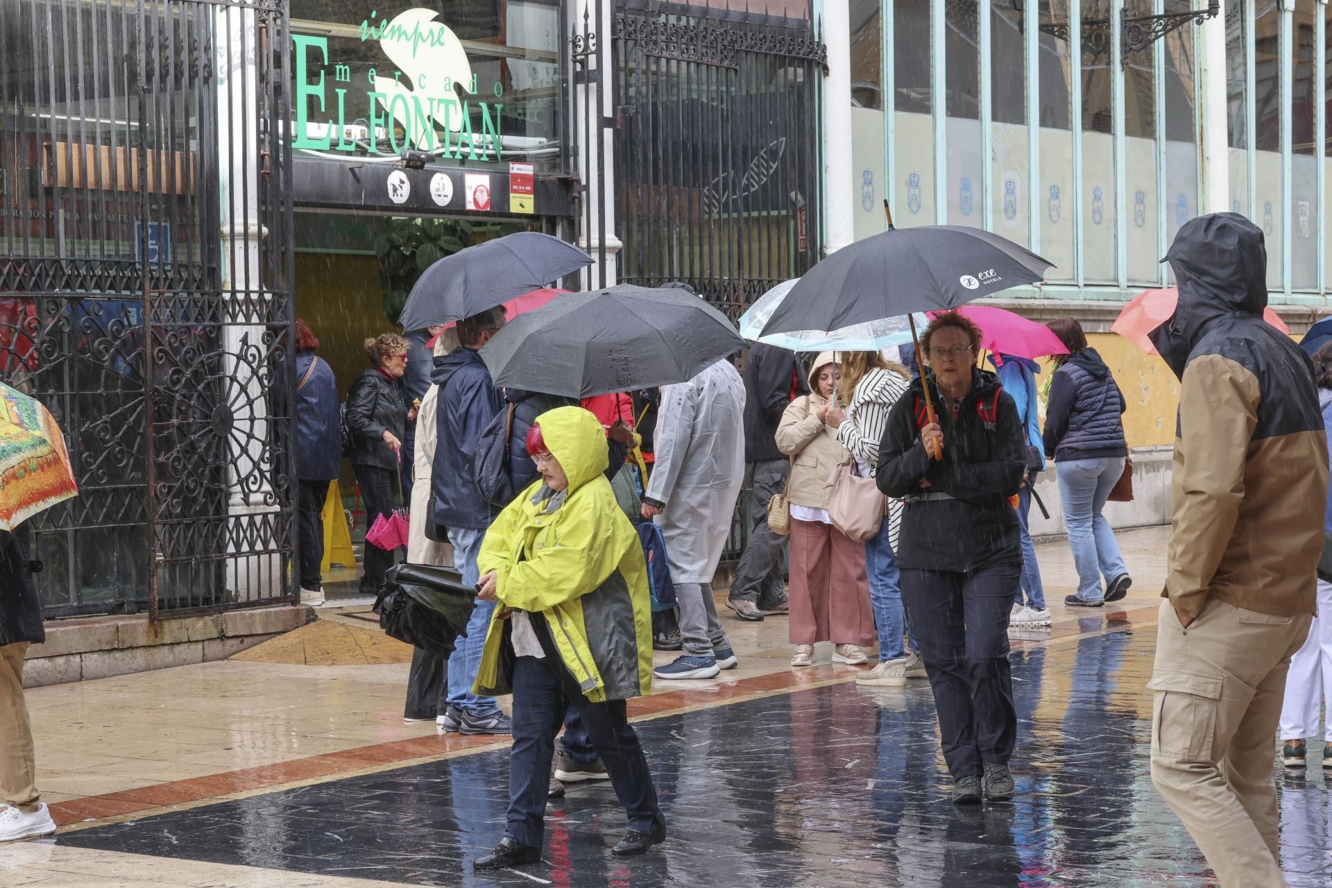 Lluvia, frío y viento: las imágenes de cómo Asturias da la bienvenida al otoño