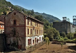 En primer término, el edificio del economato; detrás, el pozo Santa Bárbara.