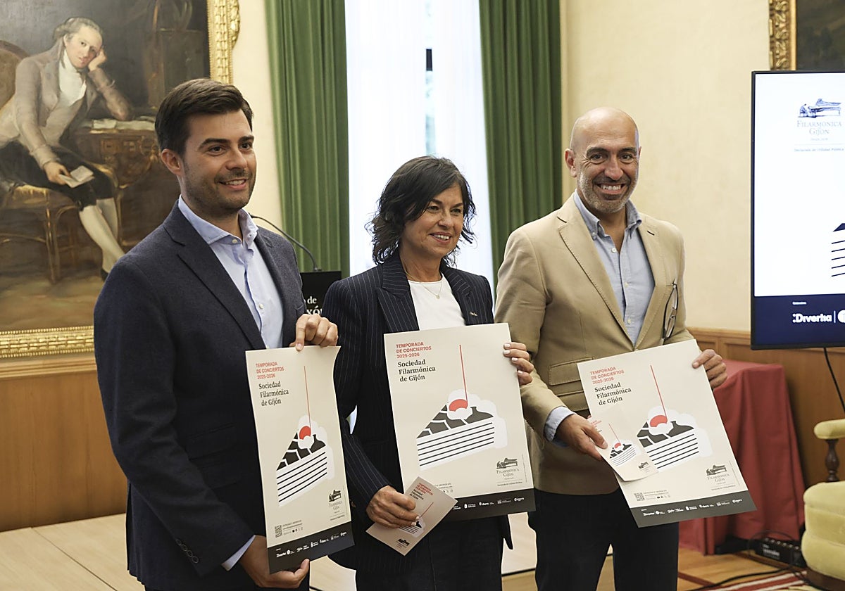 Antonio Hedrera, Montserrat López Moro y Oliver Suárez, durante la presentación en el Ayuntamiento de Gijón.