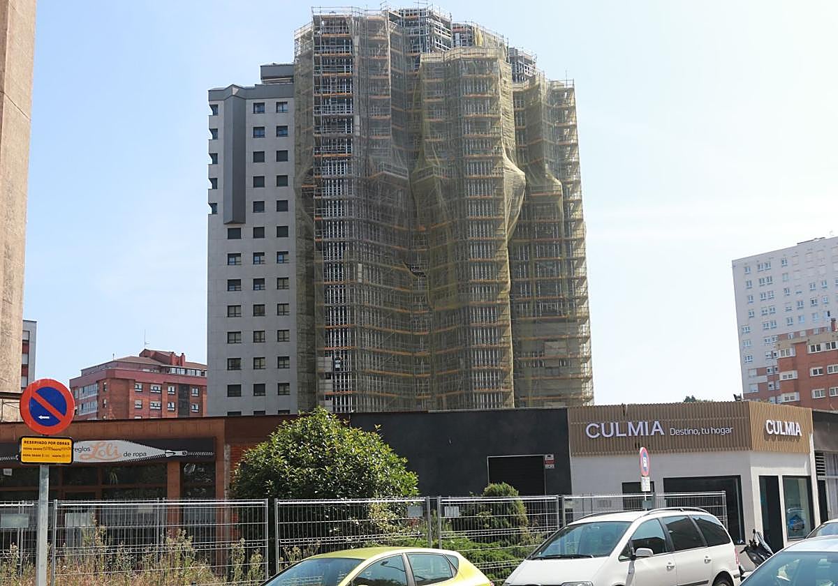 Vista de la torre sur de La Estrella, con parte del andamiaje retirado.
