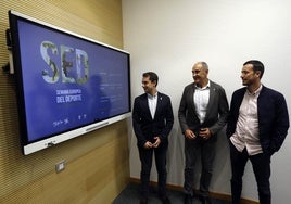 Alfonso Rodríguez, Joaquín Alonso y Pablo Blanco, en la presentación de las actividades en el Ayuntamiento de Gijón.