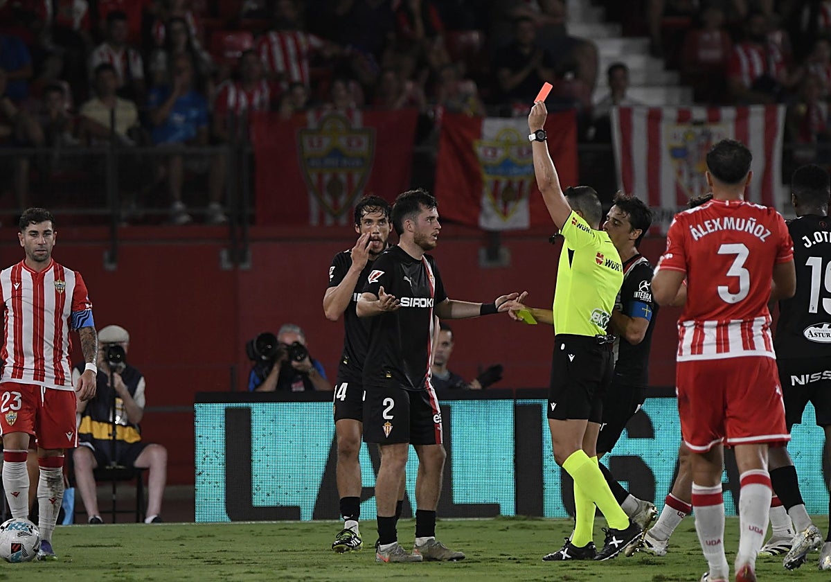 Manuel Ángel Pérez, árbitro del partido, mostrando la roja a Guille.