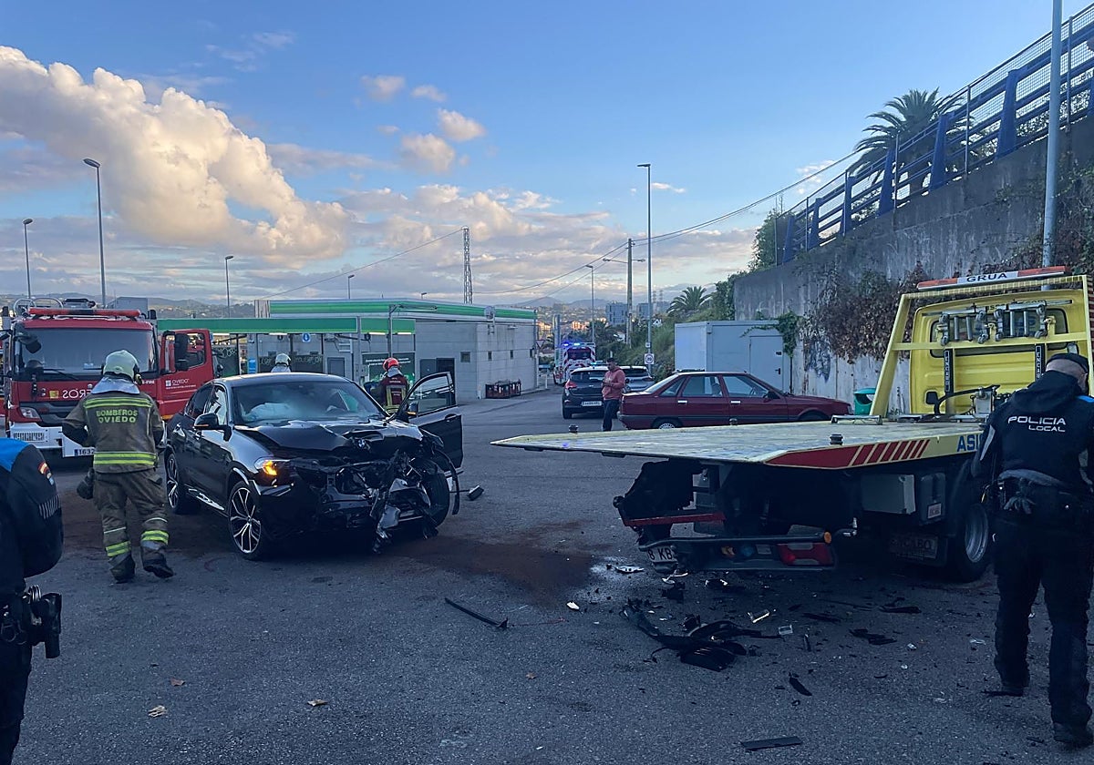 Los bomberos retiraron el vehículo, atrapado bajo la grúa.