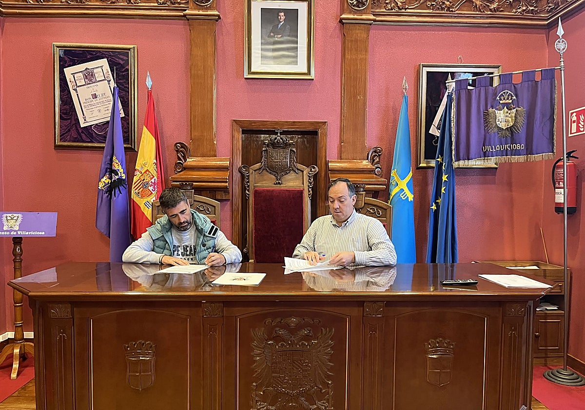 Firma del convenio de apoyo económico entre el Ayuntamiento de Villaviciosa y Acosevi, con el alcalde Alejandro Vega y el presidente de la asociación, Ángel Ballina.