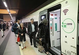 Viajeros subiéndose a uno de los servicios AVE con Asturias.