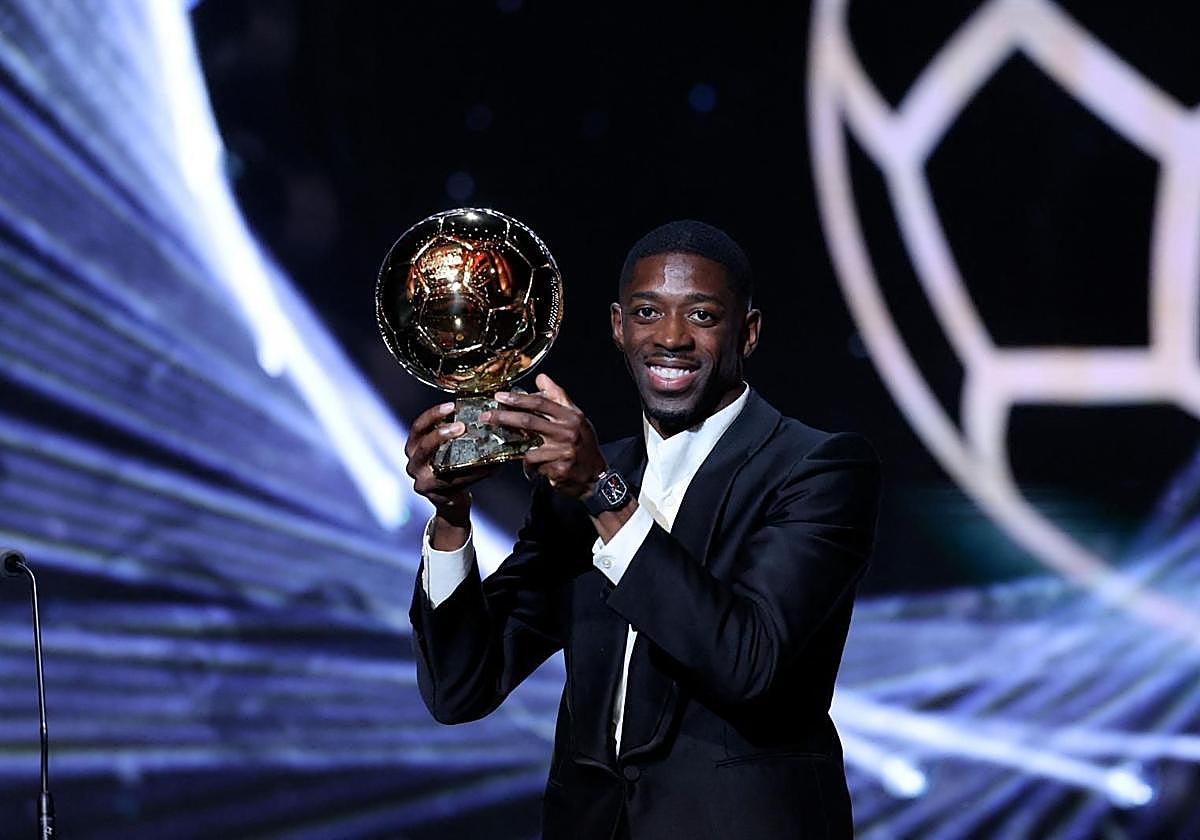 Ousmane Dembélé posa con el Balón de Oro