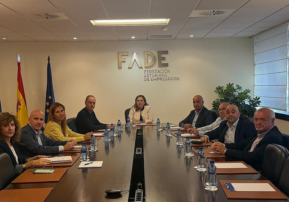 La presidenta de Fade, María Calvo, reunida con los representantes de Cesintra, Car, Asvipymet, Casintra, Grupo Enora, Asetra y Astra.
