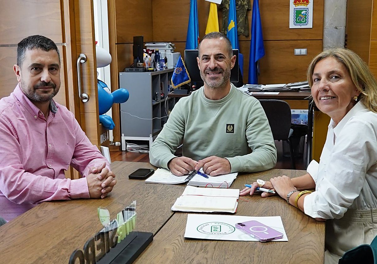 El teniente de alcalde de Siero, Javier Rodríguez; el regidor, Ángel García, 'Cepi', y la portavoz de la Plataforma Vecinal de La Fresneda, Alejandra Cuadriello, en la reunión de este martes.