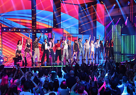 Los 16 concursantes tras la canción grupal que dio comienzo la gala.