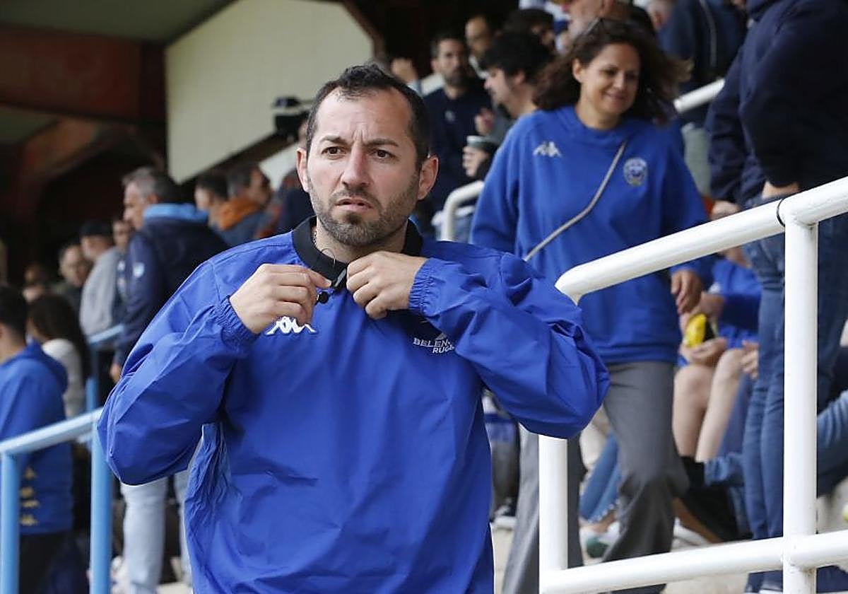 Jesús Simón sigue el partido frente al Fénix de Zaragoza.