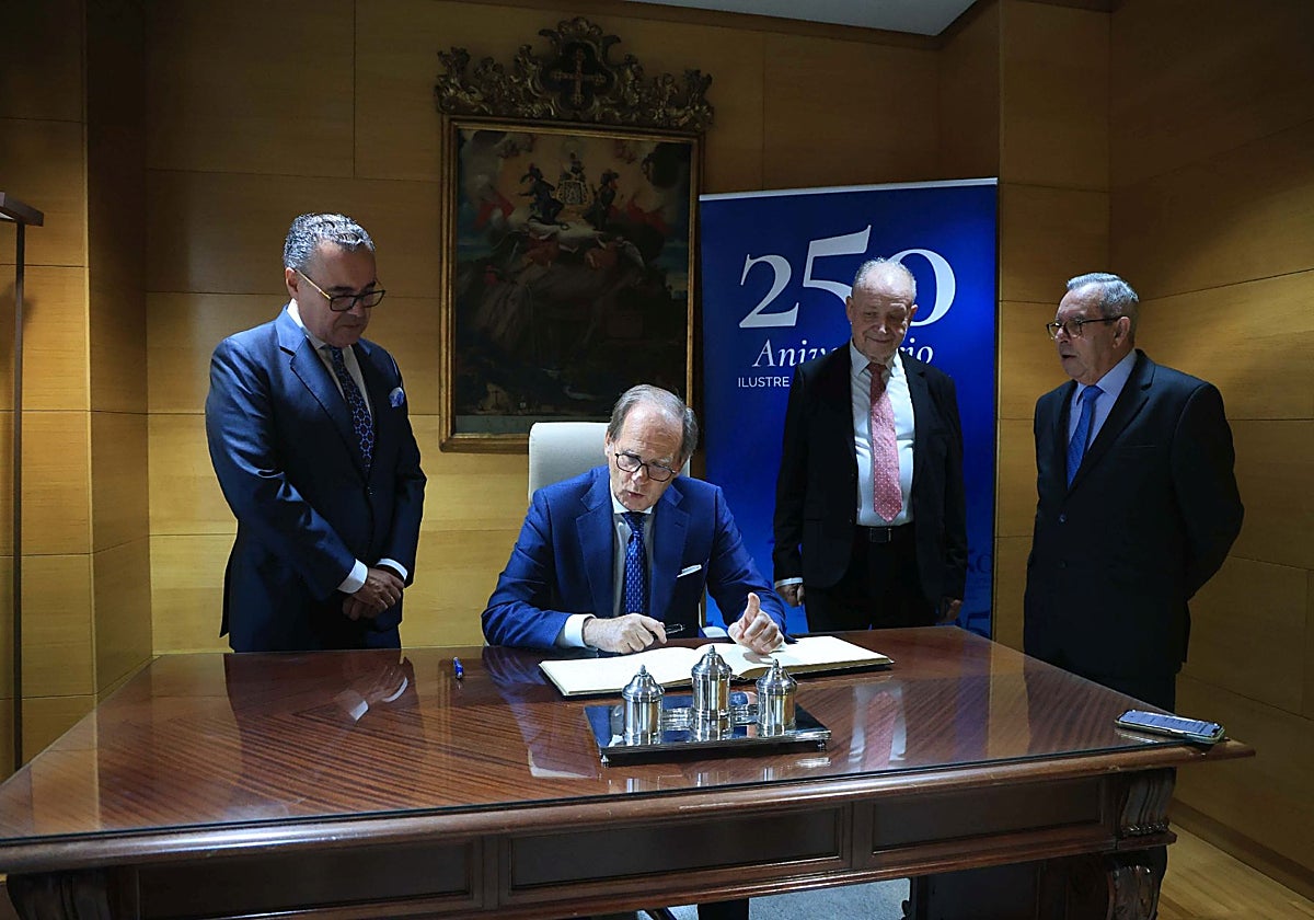 Luis Cazorla firmando en el libro de honor del Colegio de Abogados ante Antonio González Busto, Leopoldo Tolivar y Rafael Fonseca.