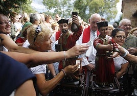 Numerosos fieles junto a las imágenes de los mártires San Cosme y San Damián de Insierto.