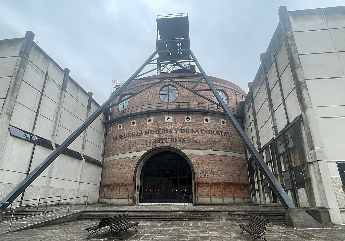 Entrada principal del Museo de la Minería de El Entrego