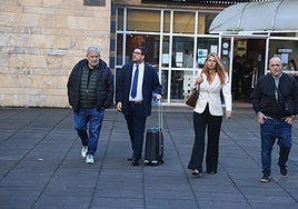 Laureano Oubiña y Carlos de la Mata con sus abogados, Francisco García y Judith Gómez, a su llegada a la vista.