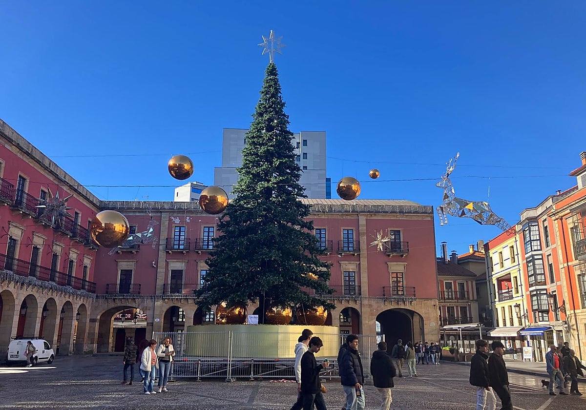 Cambio estético en la plaza Mayor durante las navidades del año pasado, con la incorporación de elementos suspendidos.