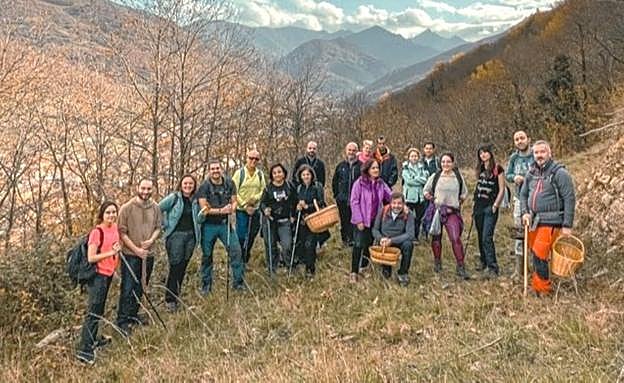 Participantes durante una salida de senderismo micológico en anteriores jornadas.