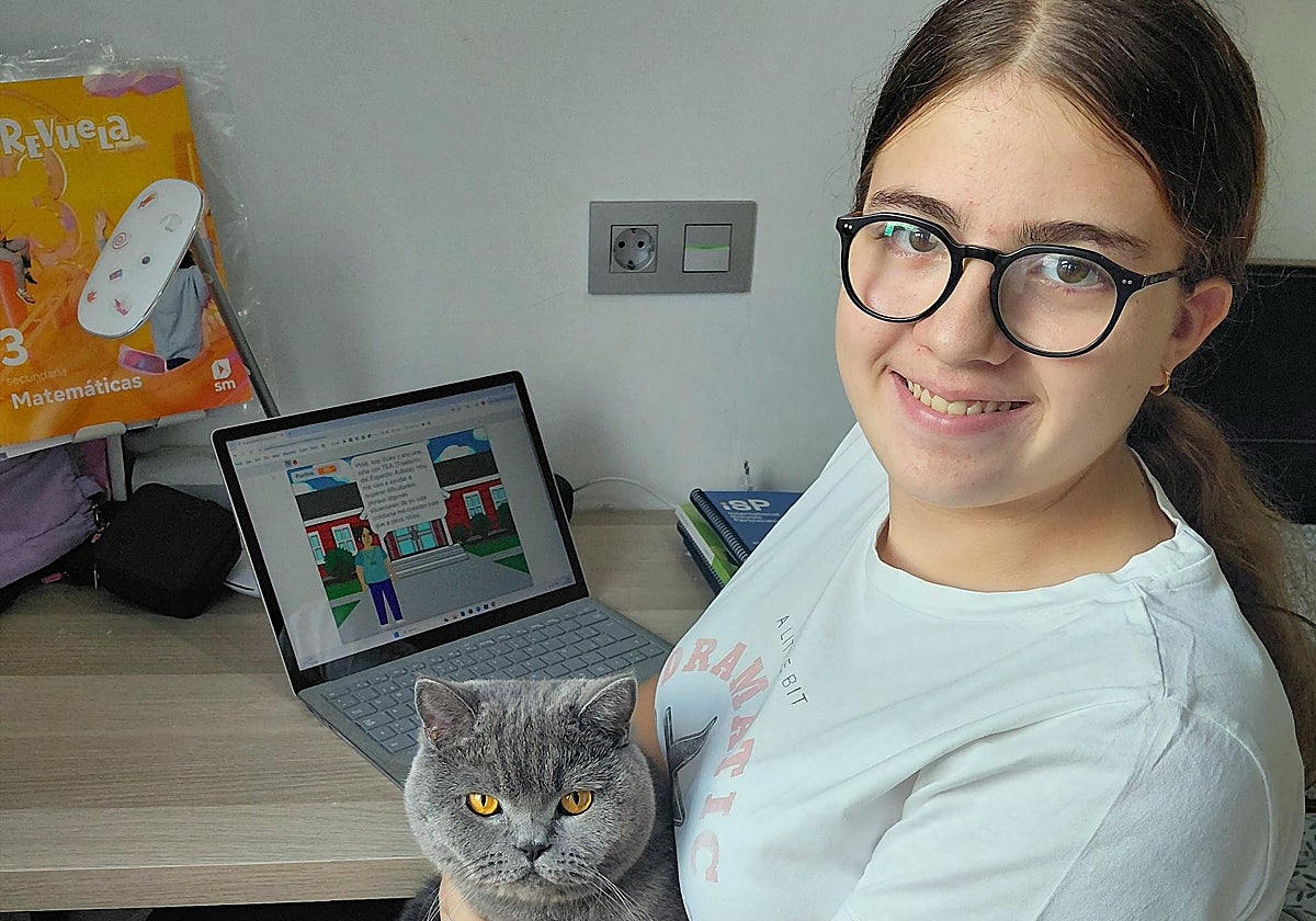 Victoria posa con su gato.