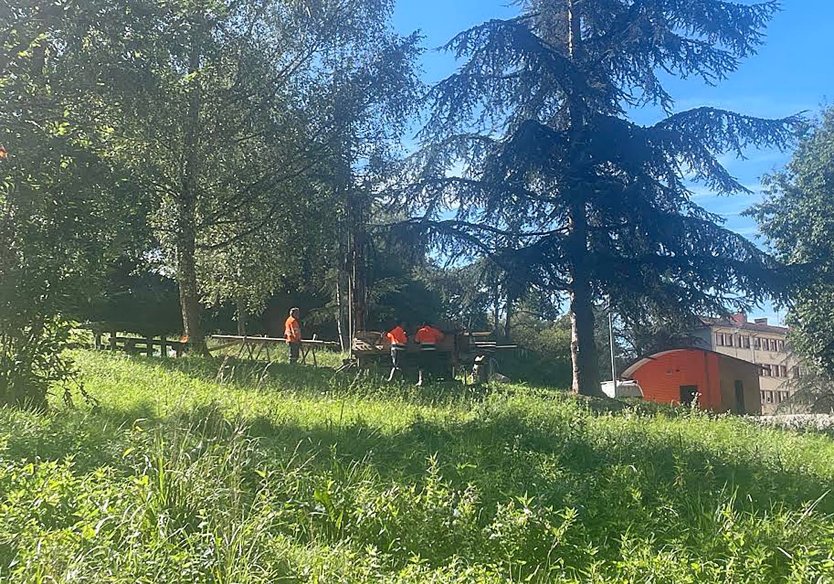Operarios realizando labores geotécnicas en el suelo de las futuras piscinas de Pénjamo