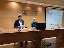 Mercedes de Soignie, directora del Aula de Cultura, con Francisco Alarcón.