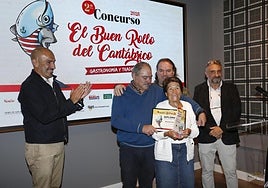El presidente de Divertia, Óliver Suárez; Pablo Sánchez, Victor dos Reis y Carmen Pérez, del restaurante El Saúco y Victor Fernández, gerente de Nortegráfico.