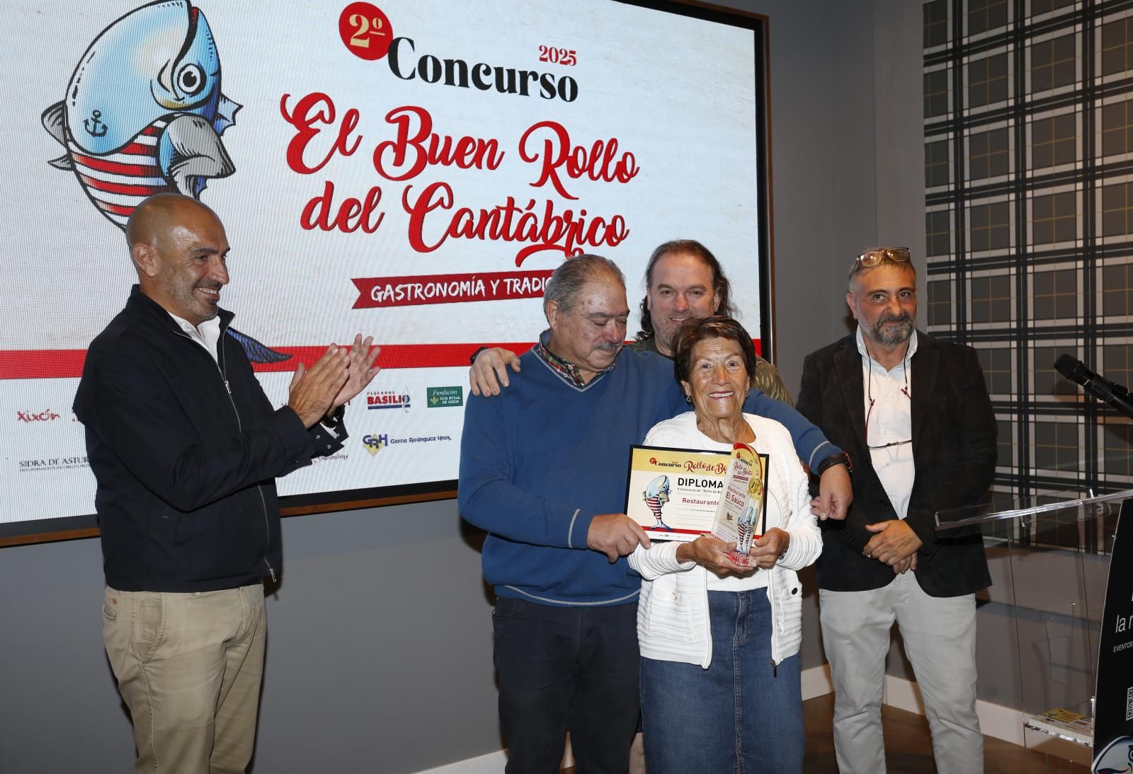 El presidente de Divertia, Óliver Suárez; Pablo Sánchez, Victor dos Reis y Carmen Pérez, del restaurante El Saúco y Victor Fernández, gerente de Nortegráfico.