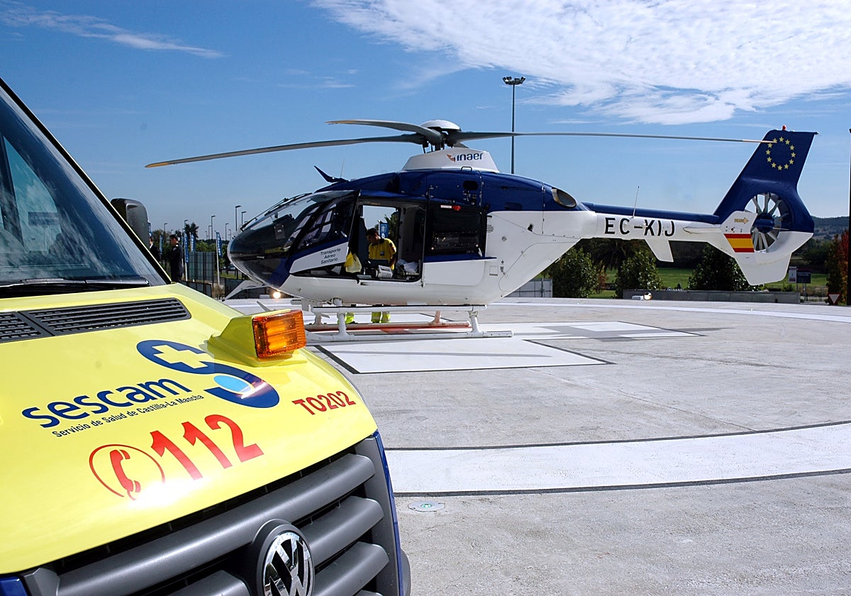 Ambulancia del 112 y helicóptero medicalizado de Castilla-La Mancha.