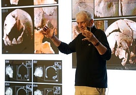 El paleoantropólogo, ayer, durante su conferencia en Oviedo.