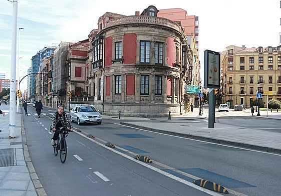 Vista del histórico palacete en la esquina entre las calles Ezcurdia y Capua que ha cambiado de propiedad tras 137 años.