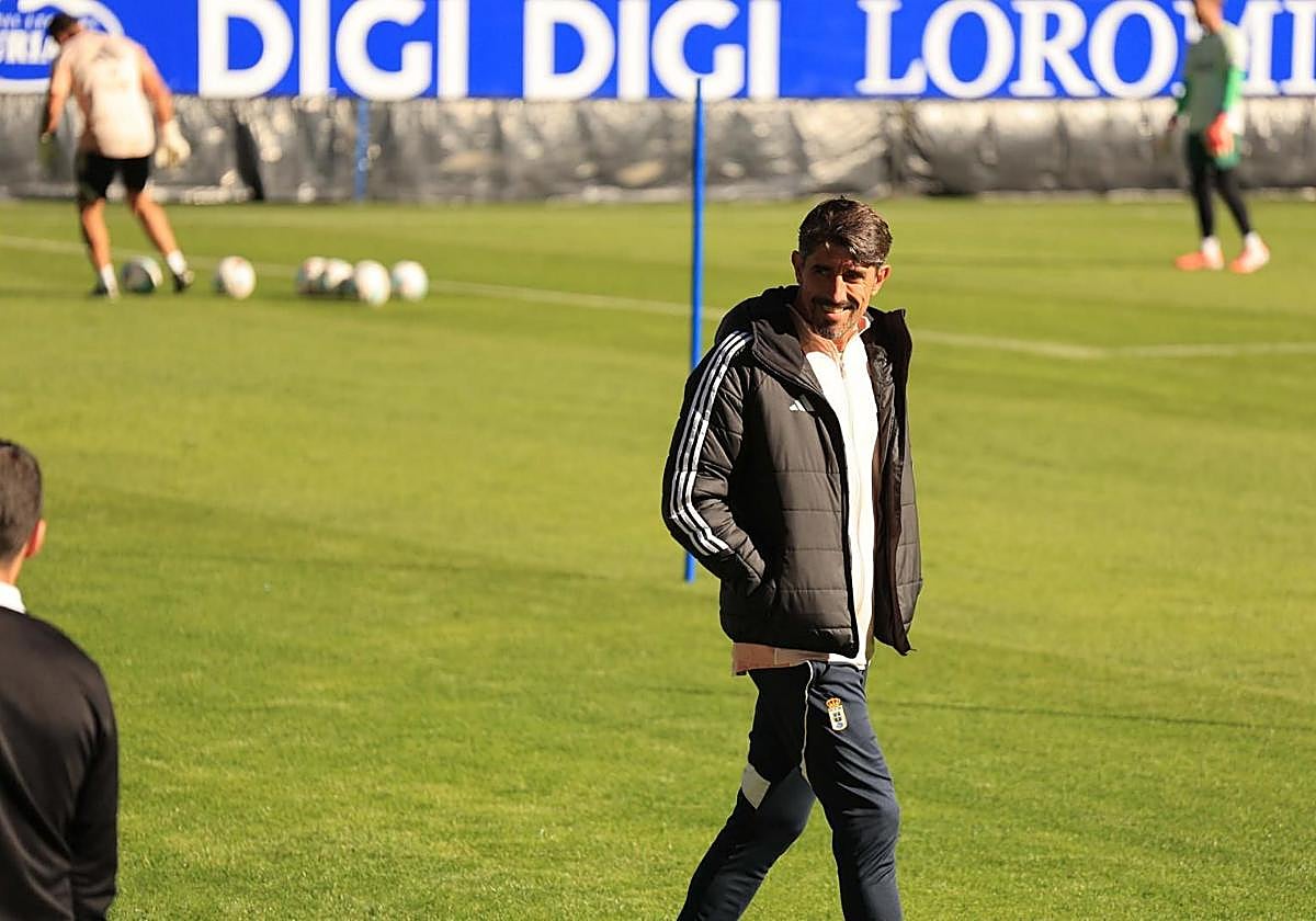 Paunovic, durante el entrenamiento del Real Oviedo este miércoles.