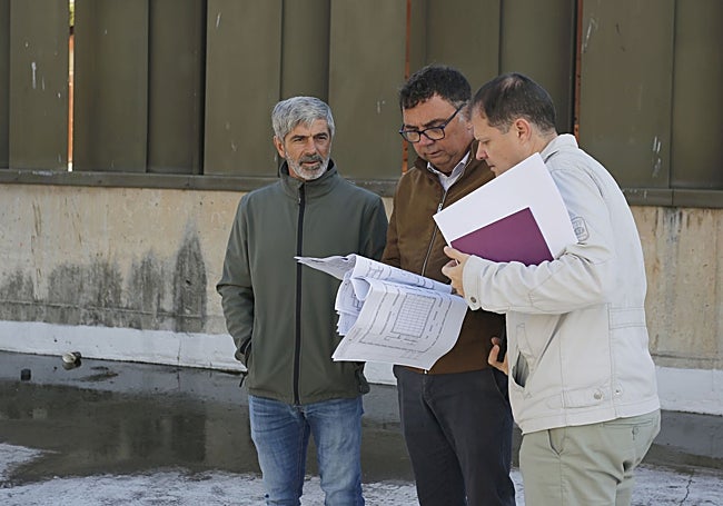 Participantes en la visita, estudiando parte de los planos del proyecto.
