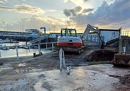 Máquinas trabajando en el acondicionamiento de la zona de recogida de residuos del muelle de Candás