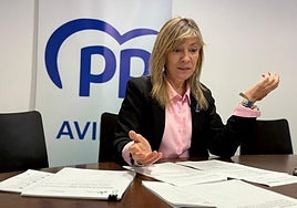 Esther Llamazares en la rueda de prensa de ayer con la documentación de la Mancomunidad en la mesa.