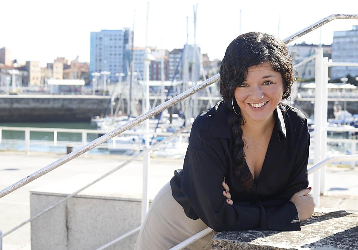 La poeta ayer nel puertu de Xixón, la ciudá na que vive.