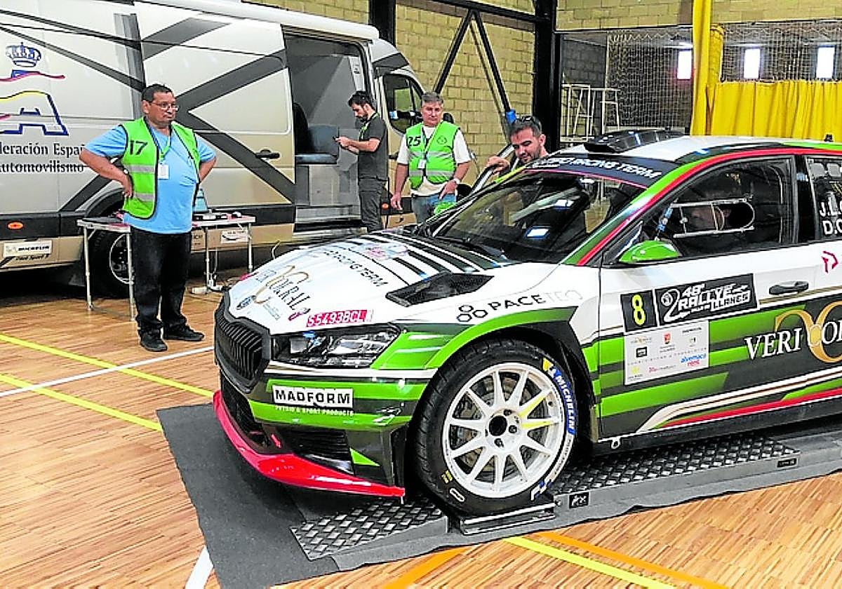 El Skoda Fabia RS Rally2 de García y Cué en las verificaciones.