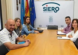 Reunión entre Podemos (izquierda) y PSOE