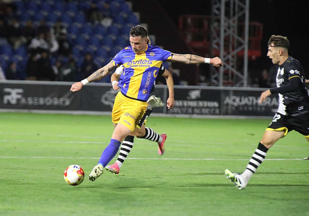 Kevin Bautista, en una acción del partido del Real Avilés ante Unionistas.